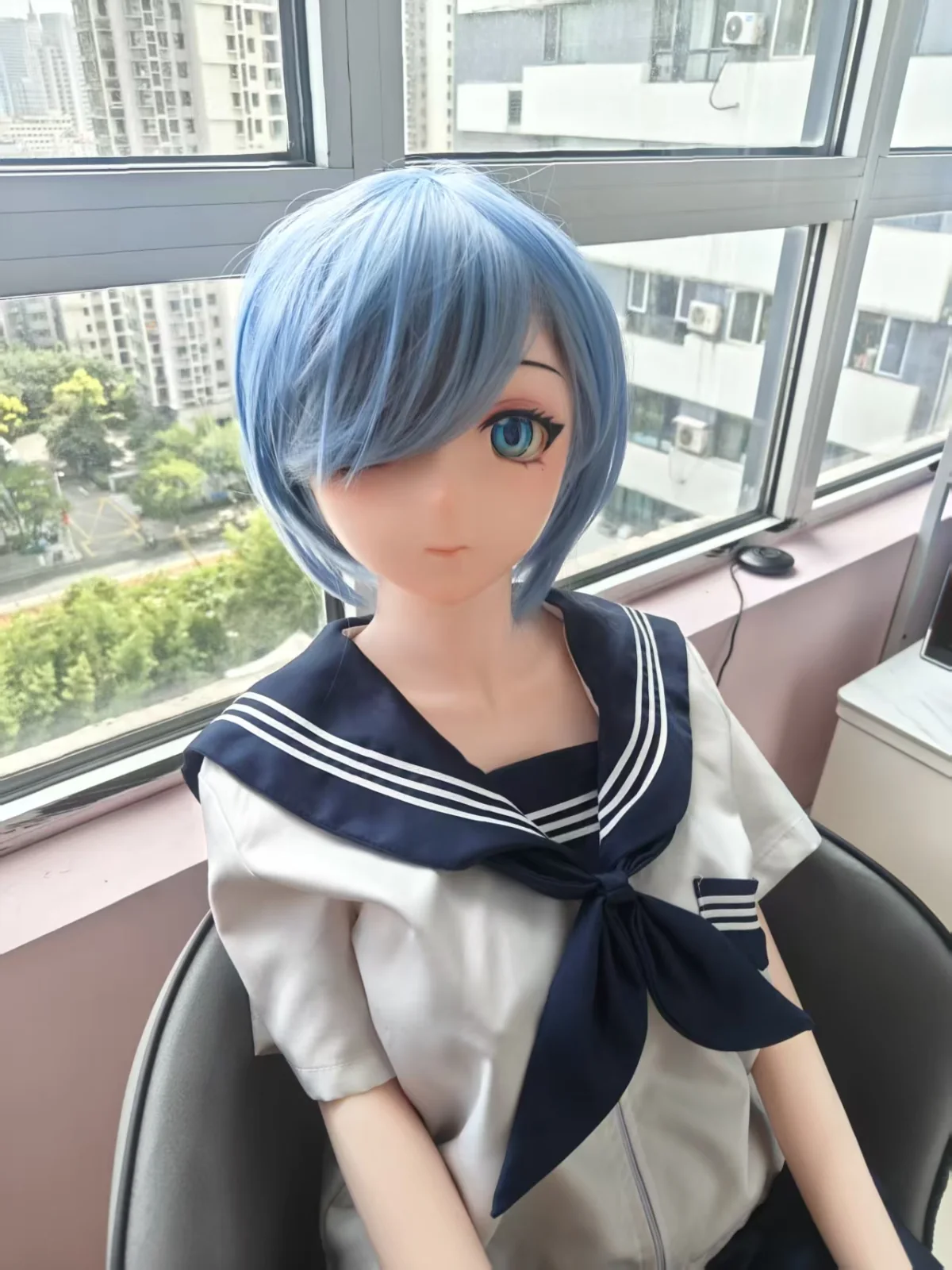 绫音蓝色短发水手服造型的近景实拍